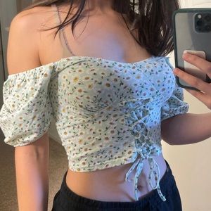 NWT F21 flowery crop top with puffy sleeve